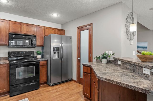 551 Stonewood Lane, Burnsville, MN 55306