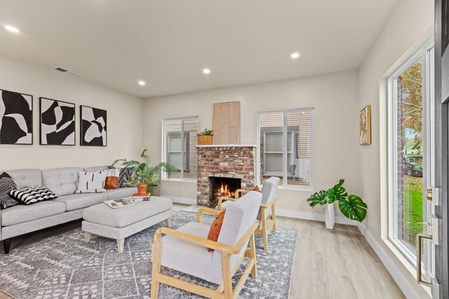 2200 7th Ave, Sacramento, CA 95818