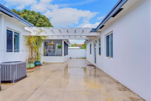 2247 NW 2nd St, Miami, FL 33125