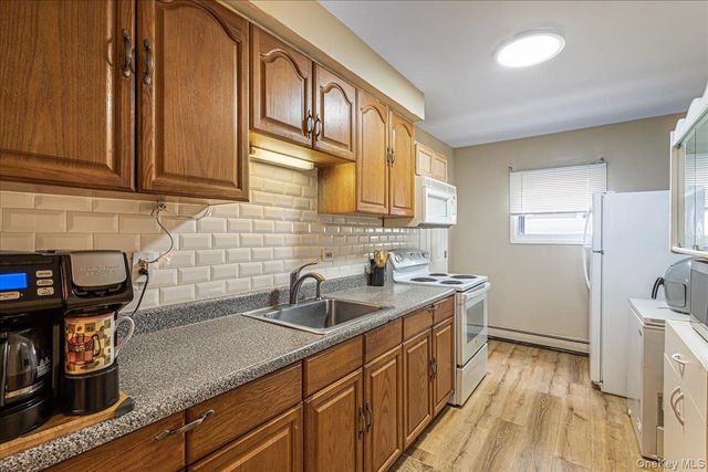 27 Stuyvesant Street, Huntington, NY 11743