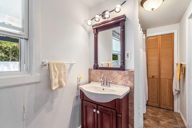 27 Stuyvesant Street, Huntington, NY 11743