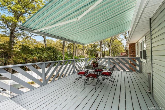 27 Stuyvesant Street, Huntington, NY 11743