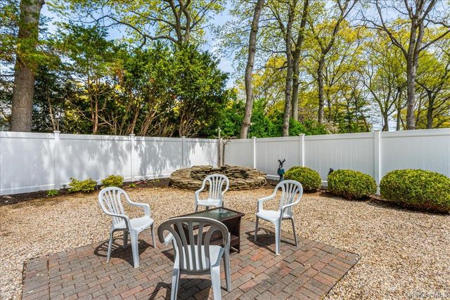 27 Stuyvesant Street, Huntington, NY 11743