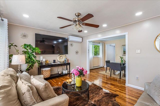 27 Stuyvesant Street, Huntington, NY 11743