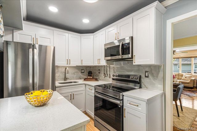 27 Stuyvesant Street, Huntington, NY 11743