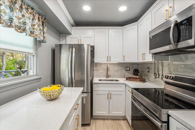 27 Stuyvesant Street, Huntington, NY 11743