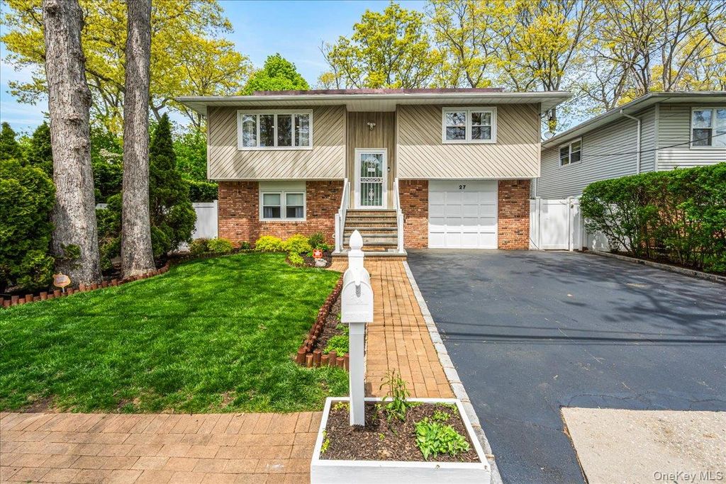 27 Stuyvesant Street, Huntington, NY 11743