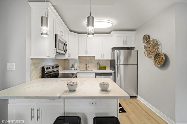 33 E CEDAR Street 8H, Chicago, IL 60611