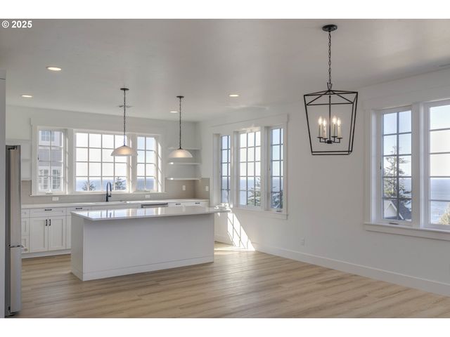 1128 Ne SEASCAPE Ave, Depoe Bay, OR 97341