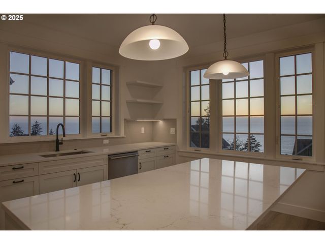 1128 Ne SEASCAPE Ave, Depoe Bay, OR 97341