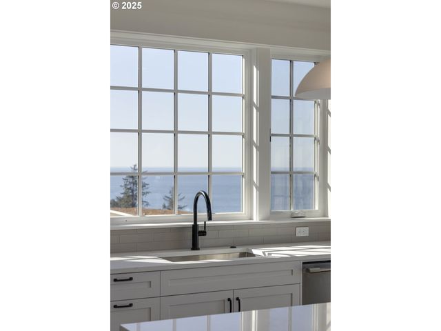 1128 Ne SEASCAPE Ave, Depoe Bay, OR 97341