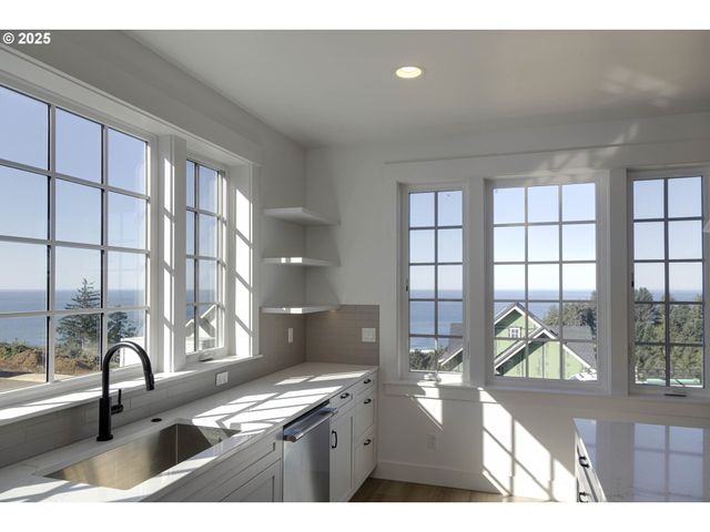 1128 Ne SEASCAPE Ave, Depoe Bay, OR 97341