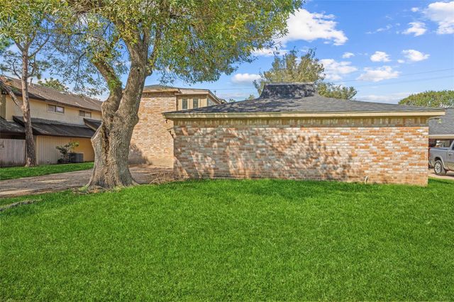 10806 Bob White Drive, Houston, TX 77096