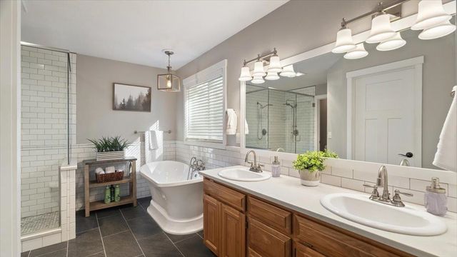 17917 N Saddle Hill Rd, Colbert, WA 99005