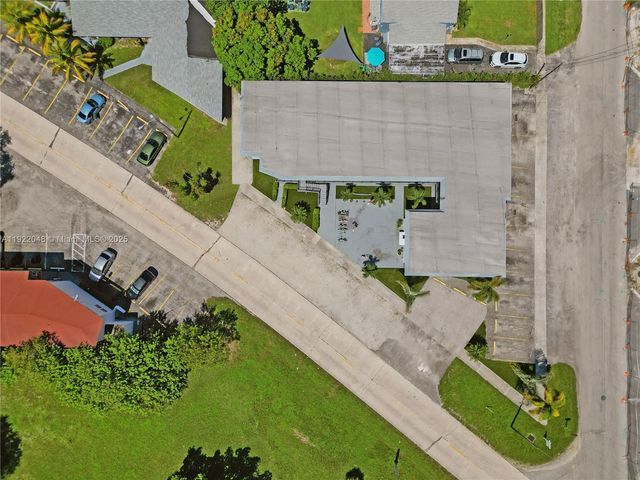 114 SE 8th St 204, Hallandale Beach, FL 33009