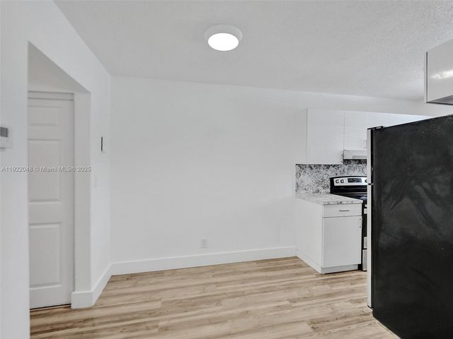 114 SE 8th St 204, Hallandale Beach, FL 33009