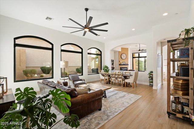 10747 E GREENWAY Road, Scottsdale, AZ 85255