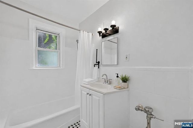 140 W Englewood Avenue 5B, Teaneck, NJ 07666