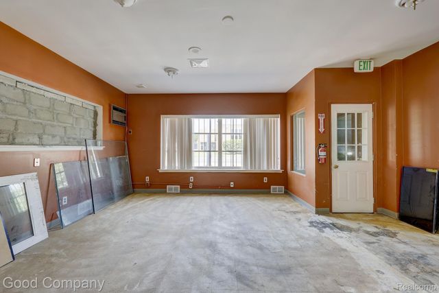 19884 Kelly Road, Harper Woods, MI 48225