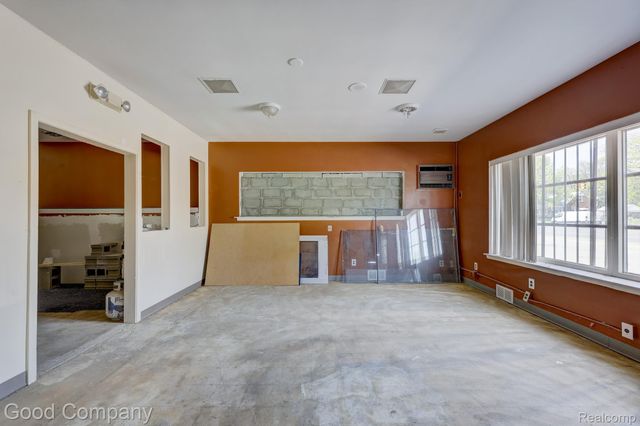 19884 Kelly Road, Harper Woods, MI 48225