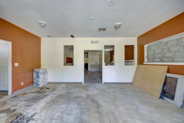 19884 Kelly Road, Harper Woods, MI 48225