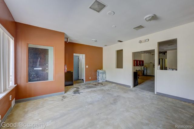 19884 Kelly Road, Harper Woods, MI 48225