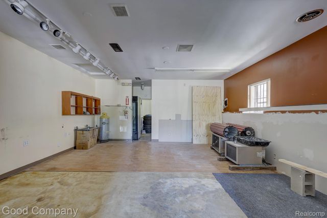 19884 Kelly Road, Harper Woods, MI 48225
