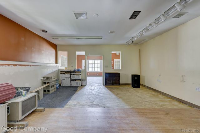 19884 Kelly Road, Harper Woods, MI 48225