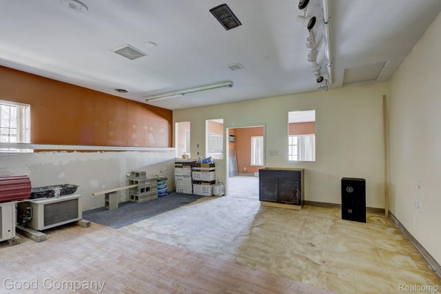 19884 Kelly Road, Harper Woods, MI 48225