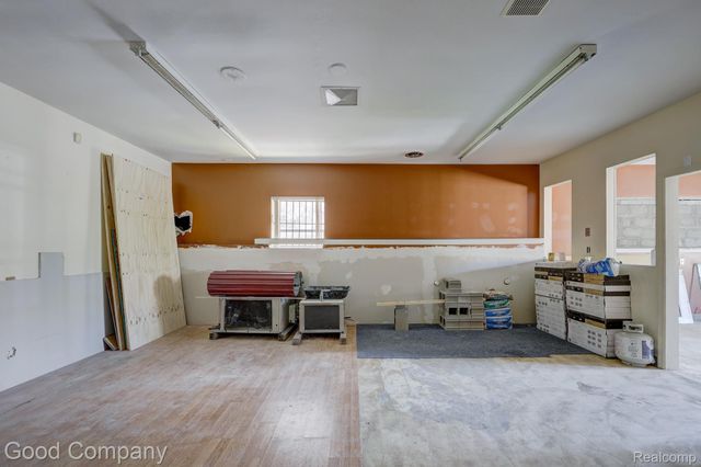 19884 Kelly Road, Harper Woods, MI 48225
