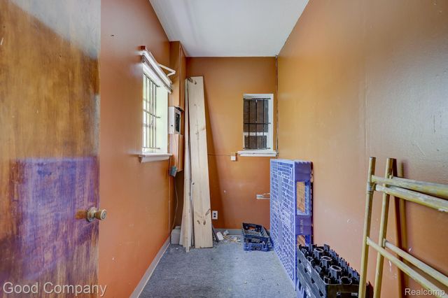 19884 Kelly Road, Harper Woods, MI 48225