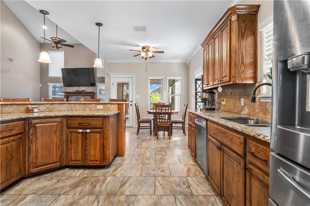 7426 Lake Geneva Dr, Corpus Christi, TX 78413