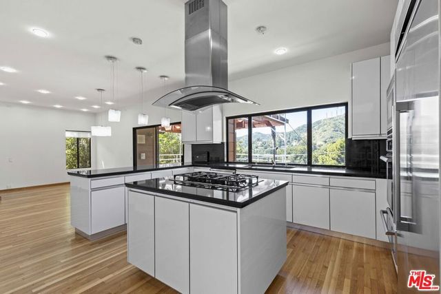 3275 Buckingham Road, Glendale, CA 91206