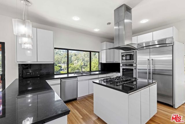 3275 Buckingham Road, Glendale, CA 91206