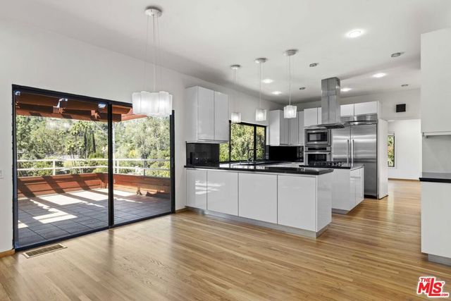 3275 Buckingham Road, Glendale, CA 91206