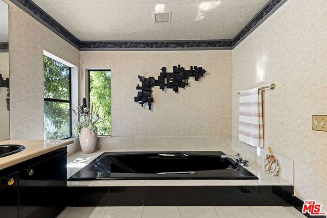 3275 Buckingham Road, Glendale, CA 91206