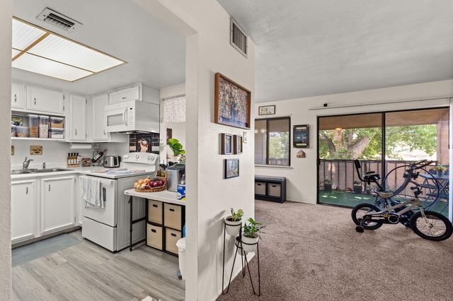 903 COUNTRY CLUB Drive SE J, Rio Rancho, NM 87124