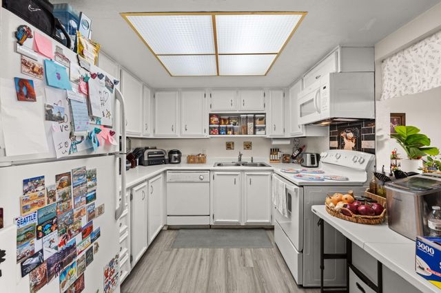 903 COUNTRY CLUB Drive SE J, Rio Rancho, NM 87124