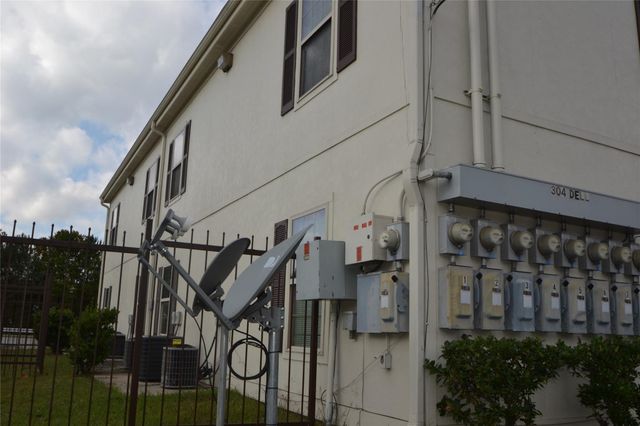 304 Dell Court 6, Houston, TX 77009