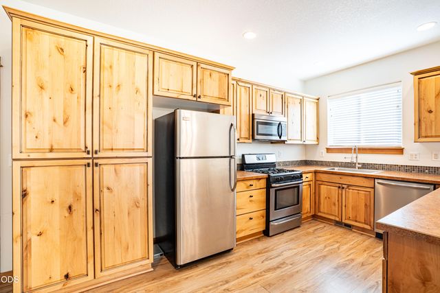 20269 Knightsbridge Place, Bend, OR 97702