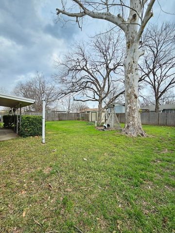 817 N Lacy Drive, Lacy Lakeview, TX 76705