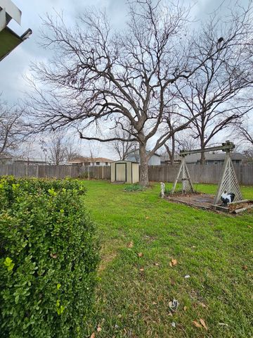 817 N Lacy Drive, Lacy Lakeview, TX 76705