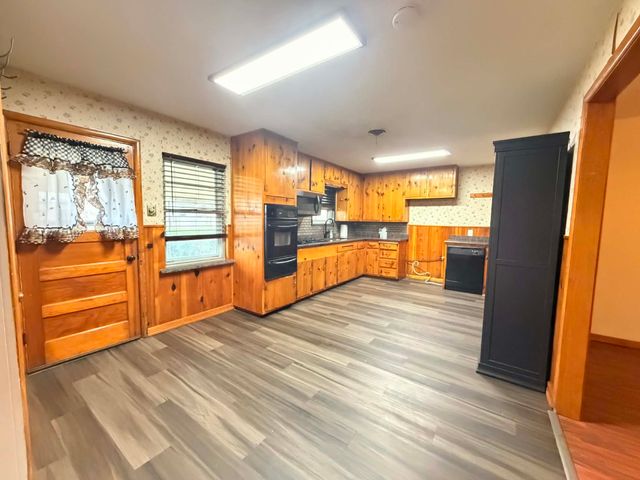 817 N Lacy Drive, Lacy Lakeview, TX 76705