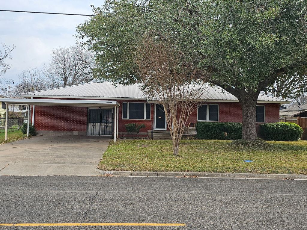 817 N Lacy Drive, Lacy Lakeview, TX 76705