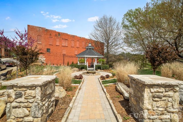 132 Ridgeview Lane, Mars Hill, NC 28754