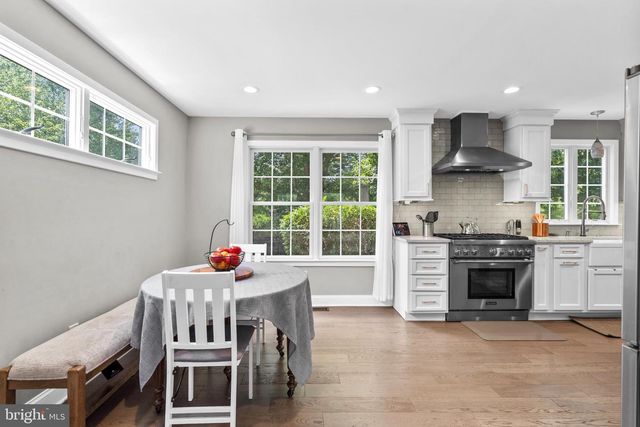 2 SUTTON CT, Newtown, PA 18940