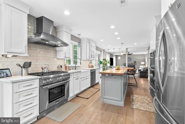 2 SUTTON CT, Newtown, PA 18940