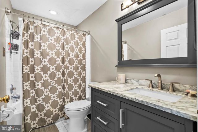 2 SUTTON CT, Newtown, PA 18940