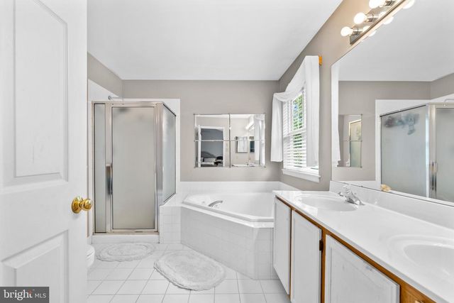 2 SUTTON CT, Newtown, PA 18940