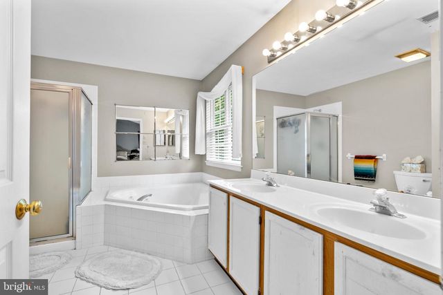 2 SUTTON CT, Newtown, PA 18940